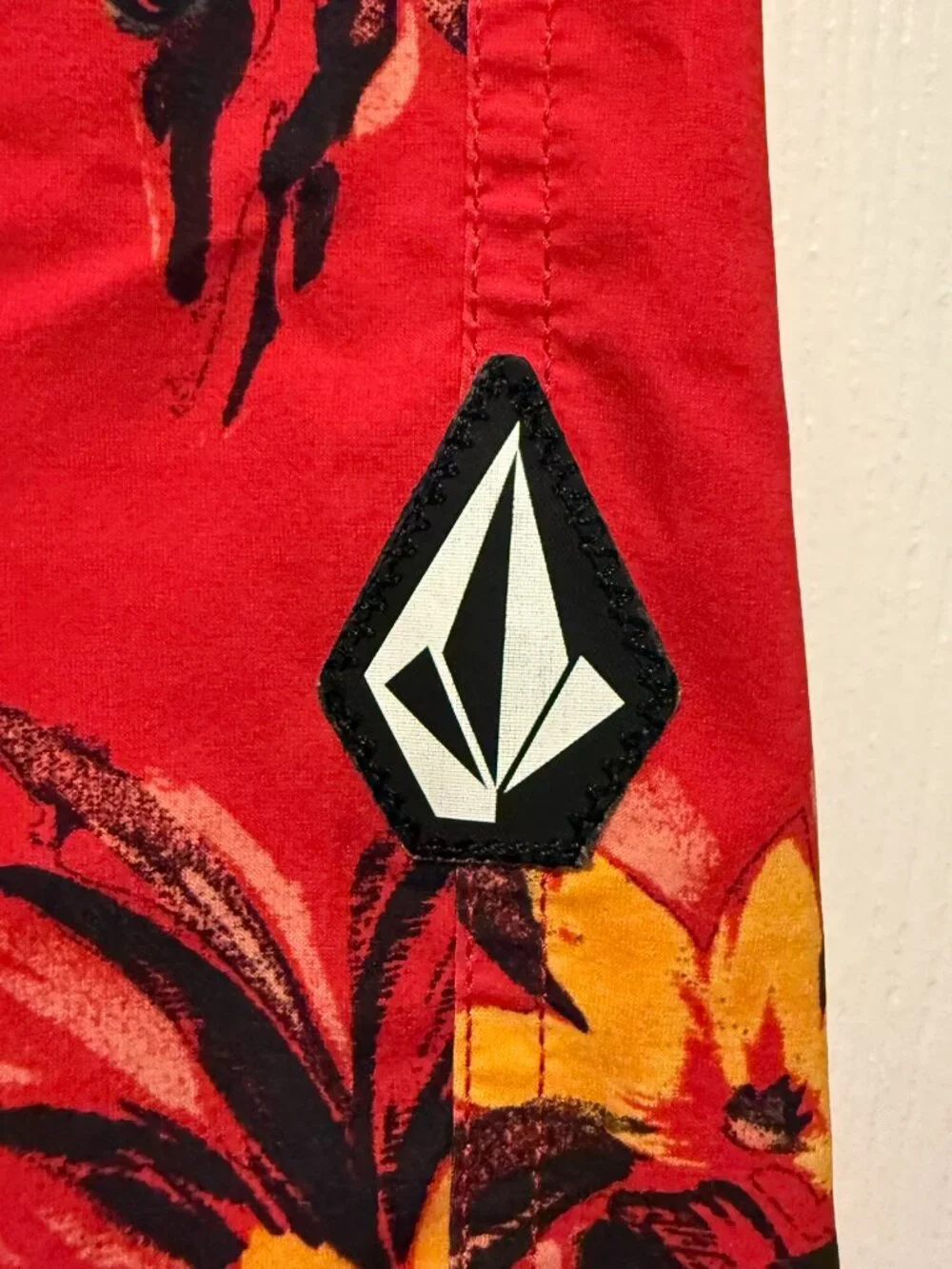 Volcom Men's Mod-Tech Red Floral Performance Boardshorts Swim Trunks - Size 31